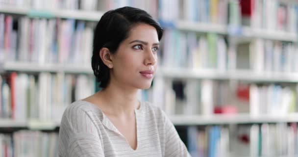 Porträt Arabische Frau Der Bibliothek — Stockvideo