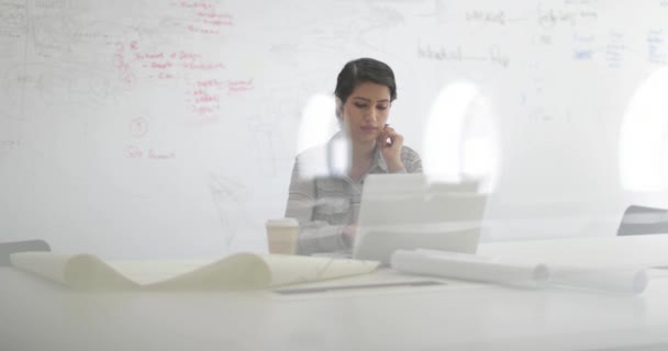 Mulher Negócios Árabe Trabalhando Laptop — Vídeo de Stock