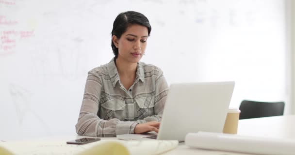 Retrato Una Mujer Negocios Árabe Una Oficina — Vídeos de Stock