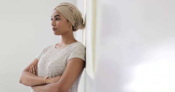 Muslimska Lärare Lutad Mot Whiteboard Ett Klassrum — Stockvideo