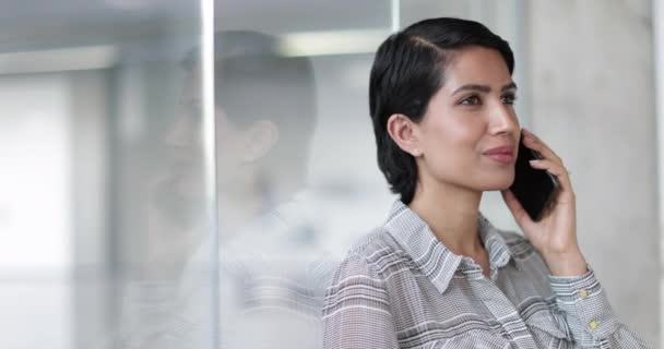 Mujer Negocios Árabe Usando Teléfono Inteligente Una Oficina — Vídeo de stock