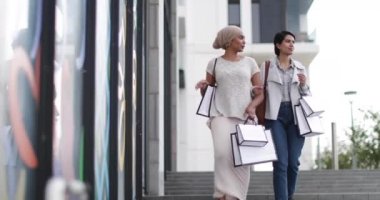 Müslüman arkadaşlar açık havada birlikte alışveriş