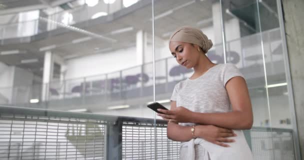 Muslimska Affärskvinna Med Smartphone Ett Kontor — Stockvideo