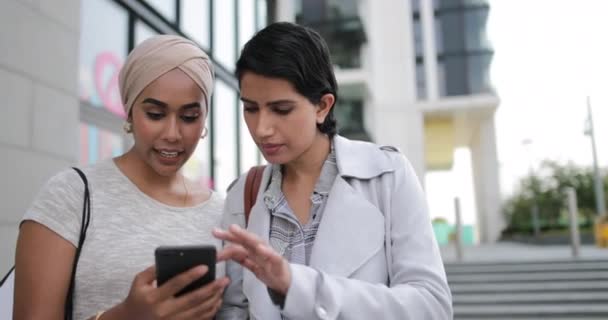 Muslimska Vänner Med Smartphone Shoppingtur — Stockvideo