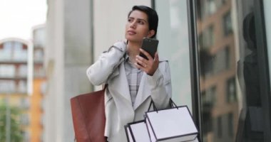 Bir alışveriş gezisi bir akıllı telefon kullanan Arap kadın