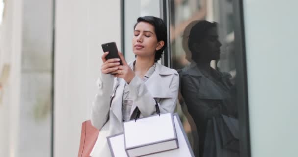 Arabische Vrouw Met Behulp Van Een Smartphone Een Dagje Shoppen — Stockvideo