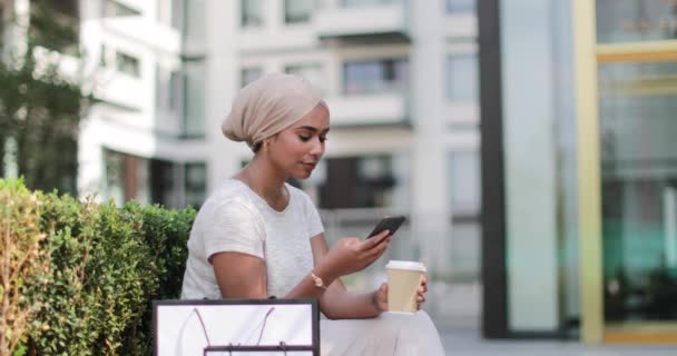 穆斯林女性在购物旅行中喝咖啡 — 图库视频影像