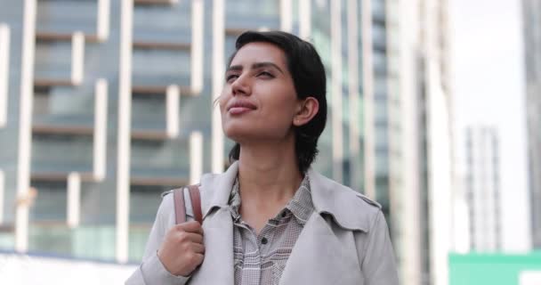 Mujer Negocios Árabe Mirando Hacia Ciudad Moderna — Vídeos de Stock