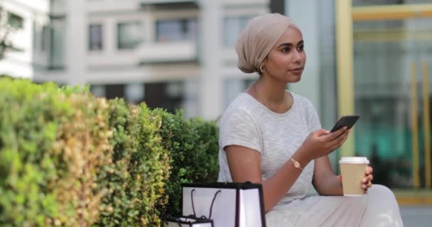 Μουσουλμανική Γυναίκα Πίνοντας Καφέ Ένα Ταξίδι Για Ψώνια — Αρχείο Βίντεο
