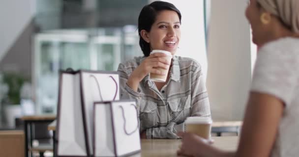 Mujeres Amigas Musulmanas Tomando Café Juntas Centro Comercial — Vídeos de Stock