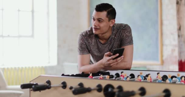 Ung Vuxen Man Med Smartphone Ett Kreativt Kontor — Stockvideo
