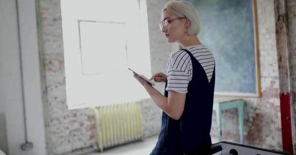 Junge Erwachsene Frau Mit Digitalem Tablet Einem Kreativen Büro — Stockvideo