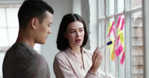 Brainstorming Jeunes Adultes Dans Bureau Créatif Avec Des Notes Adhésives — Video