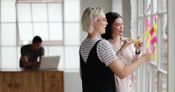 Junge Erwachsene Planen Kreativbüro Mit Klebezetteln — Stockvideo