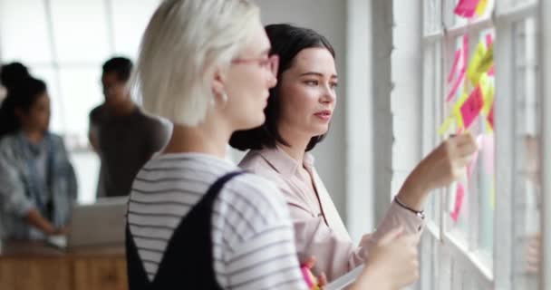 Jovens Adultos Planejando Escritório Criativo Com Notas Adesivas — Vídeo de Stock