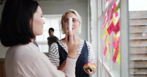 Adultos Jóvenes Que Planean Una Oficina Creativa Con Notas Adhesivas — Vídeos de Stock