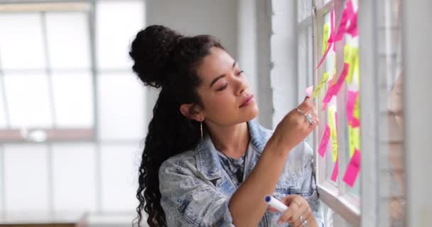 Retrato Jovens Adultos Brainstorming Feminino Escritório Criativo Com Notas Adesivas — Vídeo de Stock