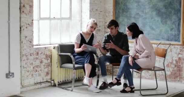 Adultos Jóvenes Una Reunión Estudio Creativo Con Una Tableta Digital — Vídeo de stock