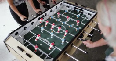 Arkadaşlar masa futbolu gol puanlama