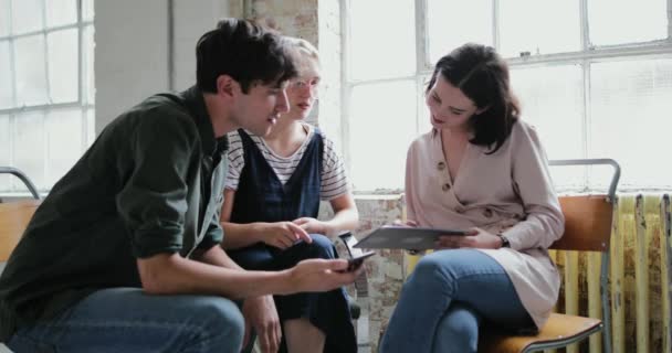 Adultos Jóvenes Una Reunión Estudio Creativo Con Una Tableta Digital — Vídeos de Stock