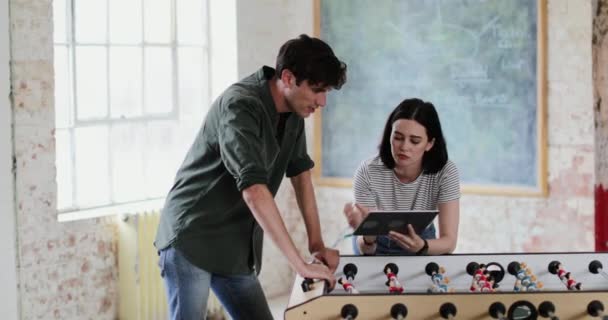 Adultos Jóvenes Una Reunión Estudio Creativo Con Una Tableta Digital — Vídeo de stock