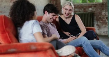 Video smartphone cep telefonu ile birlikte izlerken Millennials