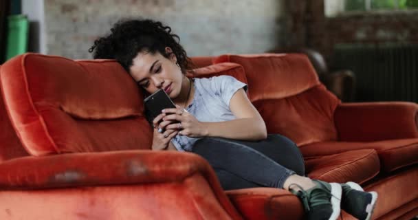 Generacja Kobieta Relaksujący Kanapie Przy Użyciu Smartfona — Wideo stockowe