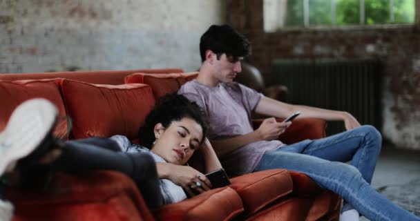 Millennials Met Behulp Van Smartphones Ontspannen Sofa — Stockvideo