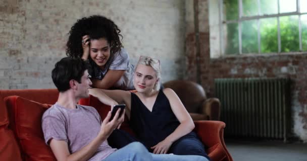 Millennials Viendo Vídeo Smartphone Juntos — Vídeos de Stock