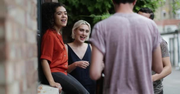 Millennials Pub Bahçede Bira Içmek — Stok video