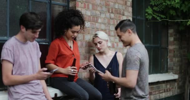 Millennials Χρησιμοποιώντας Smartphones Έναν Κήπο Παμπ — Αρχείο Βίντεο