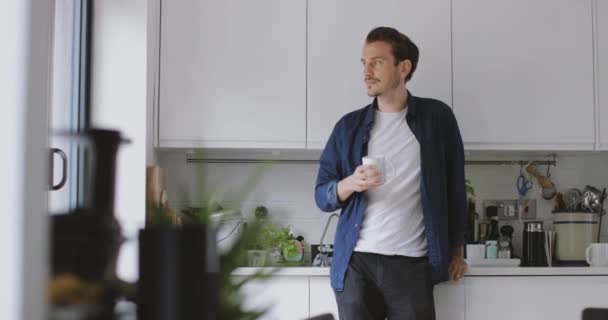 Hombre Adulto Tomando Café Mañana Cocina — Vídeo de stock