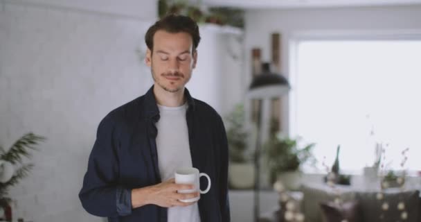キッチンで朝のコーヒーを持つ成人男性 — ストック動画