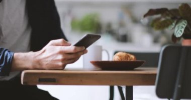 Kahvaltıda smartphone kullanarak ele closeup