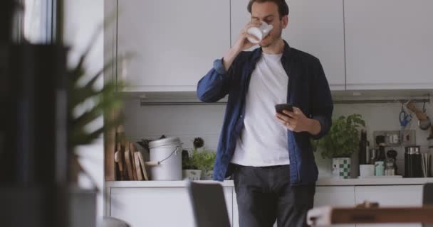 Volwassen Man Klaar Het Huis Verlaat Ochtend — Stockvideo