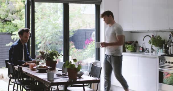 Mitbewohner Beim Gemeinsamen Kaffee — Stockvideo