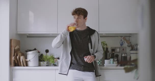 Jong Volwassen Mannetje Drinken Sinaasappelsap Voordat Een Run — Stockvideo