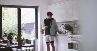 Genç yetişkin erkek koşmak önce onun etkinlik izleyicisi'ni ayarlama