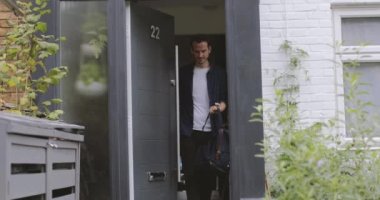 Evden çıkarken ve smartphone kontrol yetişkin erkek