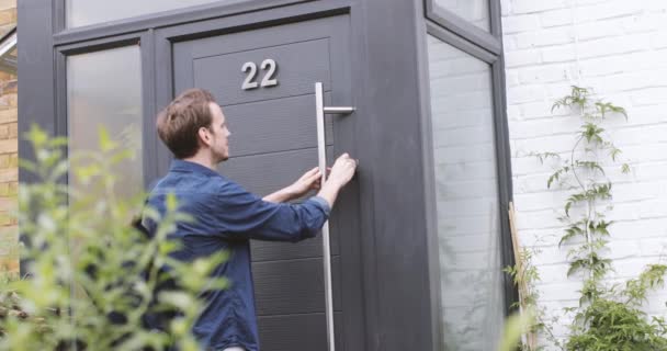 Hombre Adulto Abriendo Puerta Delantera — Vídeos de Stock