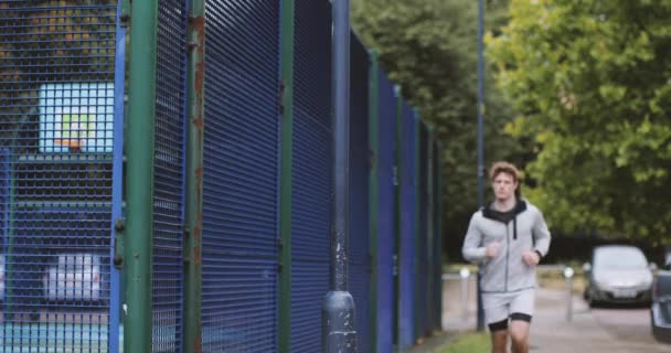 Joven Adulto Hombre Corriendo Aire Libre Ciudad Urbana — Vídeos de Stock