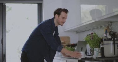 Yetişkin erkek mutfak evden çalışma