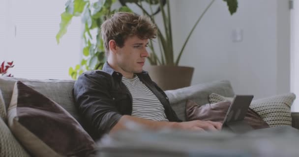 Jong Volwassen Mannetje Werken Vanuit Huis Woonkamer — Stockvideo