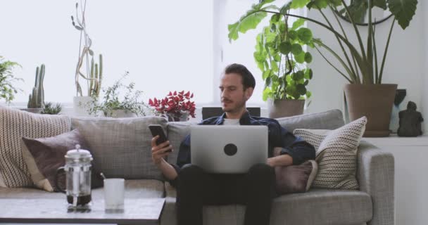 Volwassen Mannetje Werken Vanuit Huis Woonkamer — Stockvideo