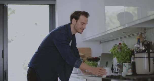 Homme Adulte Travaillant Maison Dans Cuisine — Video