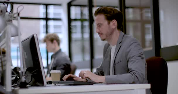 オフィスのデスクで働く成人男性 — ストック動画
