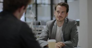 İş arkadaşlarınızla Beyin fırtınası fikirlerini bir toplantıda