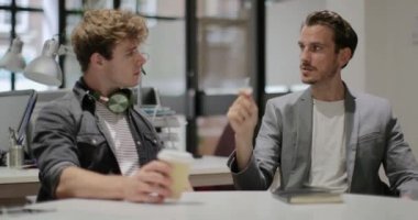 İş arkadaşları toplantıda Office Başlangıç 