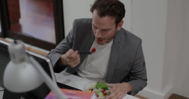 Adulto Masculino Almoçando Enquanto Trabalhava Mesa Escritório — Vídeo de Stock
