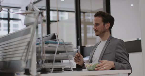 Felnőtt Férfi Ebédelni Miközben Íróasztal Hivatalban — Stock videók